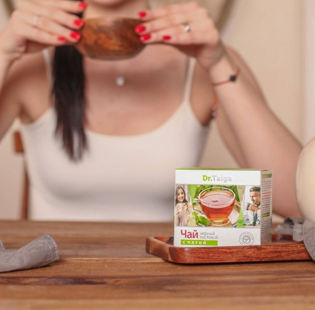 Қара өңді Джинкс лабиринт шатырда шырын мен су сатып жатқанда, онымен артынан біреу жыныстық қатынас