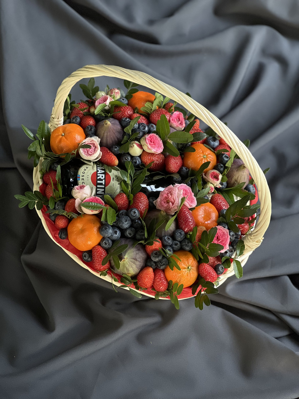 Фруктовая корзина «Вкус безумия» с ягодами, цветами и Prosecco, 35 см - фото 2 - id-p111347038