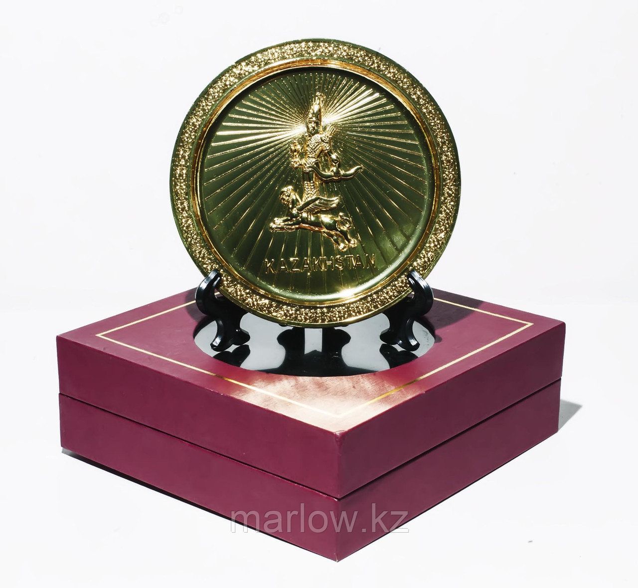 Сувенирная тарелка "Золотой человек" в коробке, 17 см - фото 1 - id-p111396991