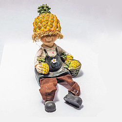 Украшение для дома "Мальчик с ананасами" (15 см)