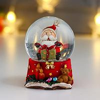 Сувенир полистоун водяной шар "Дедушка Мороз с рождественским подарком" d=6,5 см