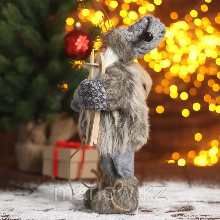 Дед Мороз "В сером костюмчике с лыжами" 18х30 см - фото 2 - id-p111459697