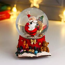 Сувенир полистоун водяной шар музыка "Дед Мороз с ёлкой в мешке" d=10 см