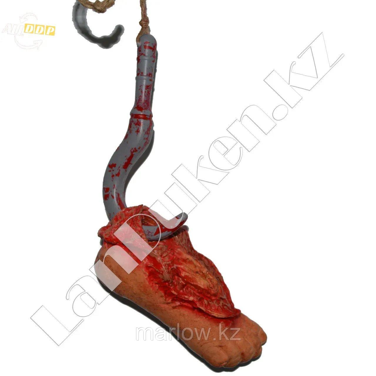Кровавая нога на крюке для Хэллоуина (Halloween) - фото 1 - id-p111460046