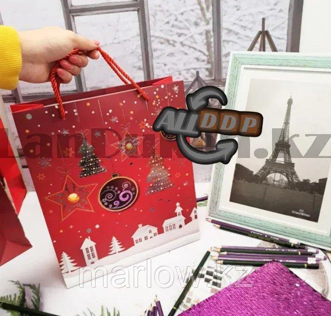 Пакет подарочный M(26х32) в новогодней тематике красный цвет с игрушками - фото 2 - id-p111454115