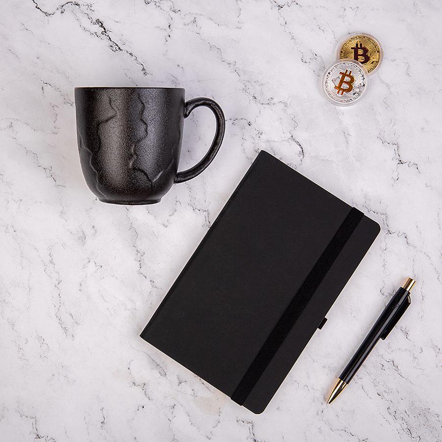 Набор подарочный BLACKNGOLD: кружка, ручка, бизнес-блокнот, коробка со стружкой - фото 1 - id-p111612559
