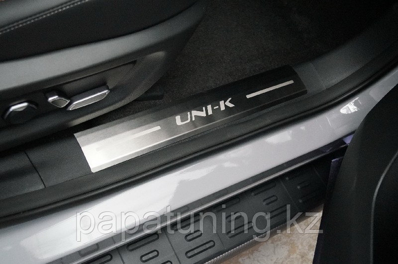 Накладки на пластиковые пороги (лист шлифованный надпись UNI-K) 2шт ТСС для Changan UNI-K 2.0 4WD 2023- - фото 2 - id-p111631182