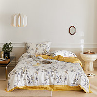 Комплект полуторного постельного белья, из тенселя, с цветочным принтом.