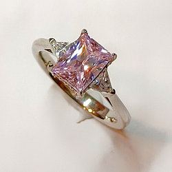Серебряное кольцо с розовым муассанитом 17 размер