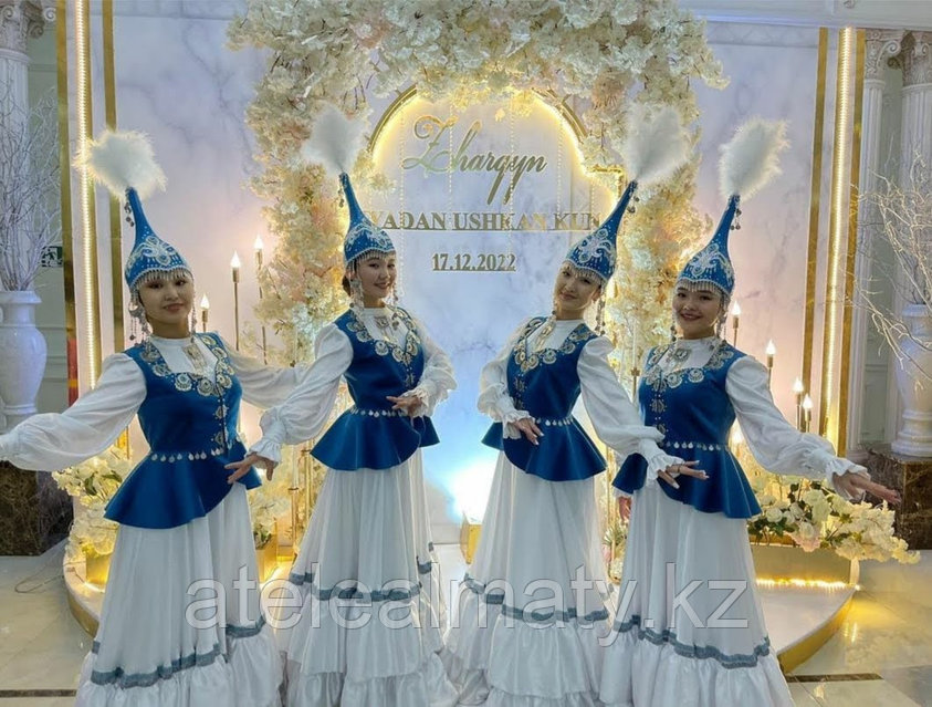 Косплей киіміндегі порнографиялық тәттілер