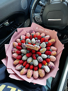 Нежный букет из клубники в шоколаде М