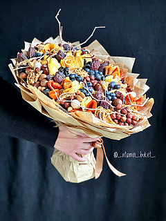 Премиальный дизайнерский букет из сухофруктов с ягодами