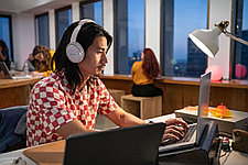Ноутбук и звук: как подобрать беспроводные наушники для лучшего аудио воспроизведения.
