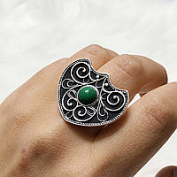 Казахское национальное кольцо с орнаментом зеленым камнем-узорное