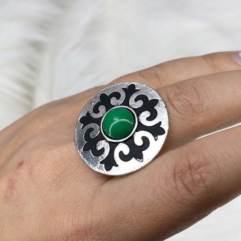 Казахское национальное кольцо с орнаментом зеленым камнем-круглое