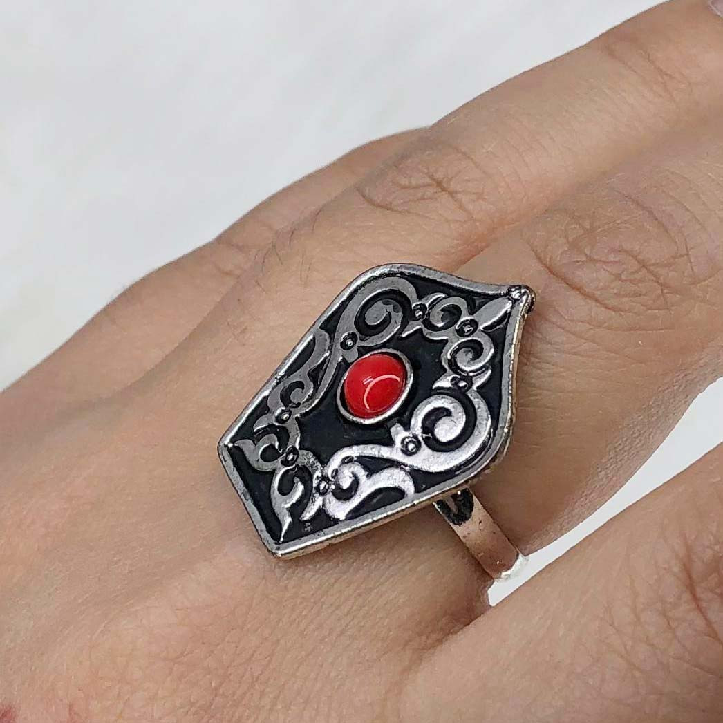 Казахское национальное кольцо с орнаментом красным камнем вид 1