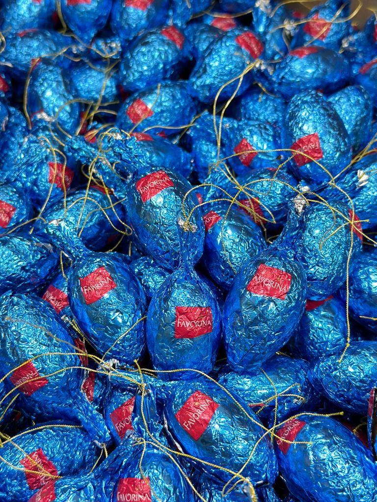Шоколадные новогодние игрушки на Ёлку Шишки Favorina 1кг (голубые)