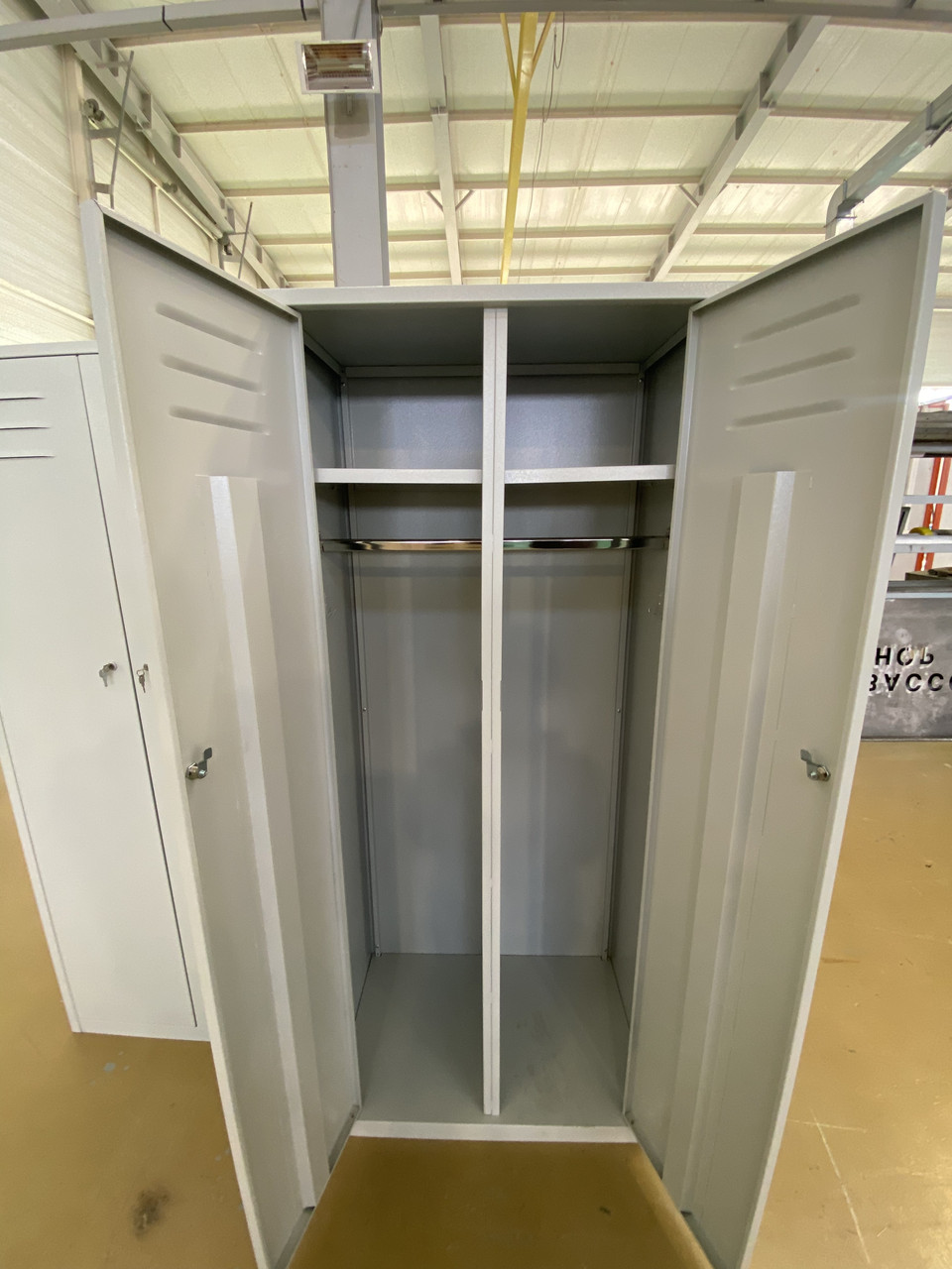 Двухсекционный металлический шкаф для одежды