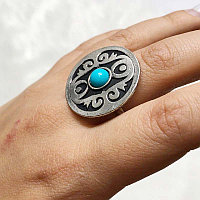 Казахское национальное кольцо с узорным орнаментом голубым камнем-круглое