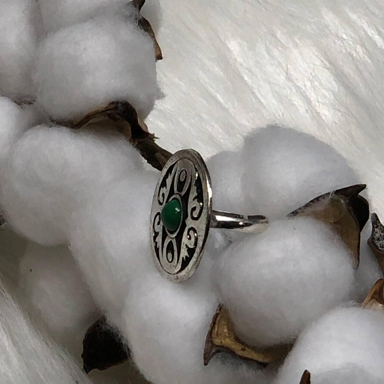 Казахское национальное кольцо с узорным орнаментом зеленым камнем-круглое - фото 3 - id-p112063269