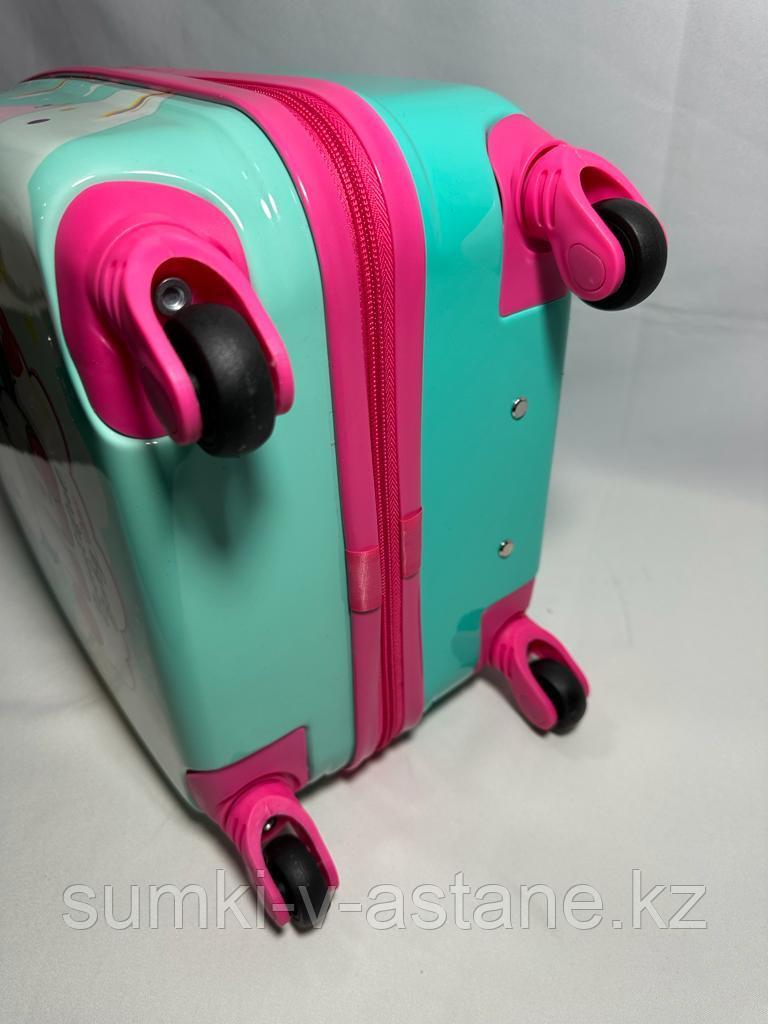 Детский пластиковый чемодан на 4-х колёсах, для девочек 5-9 лет. Высота 45 см, ширина 31 см, глубина 21 см. - фото 6 - id-p100763300