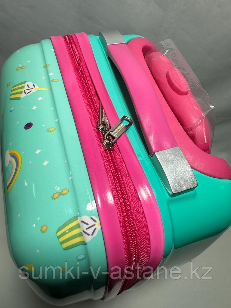 Детский пластиковый чемодан на 4-х колёсах, для девочек 5-9 лет. Высота 45 см, ширина 31 см, глубина 21 см. - фото 9 - id-p100763300