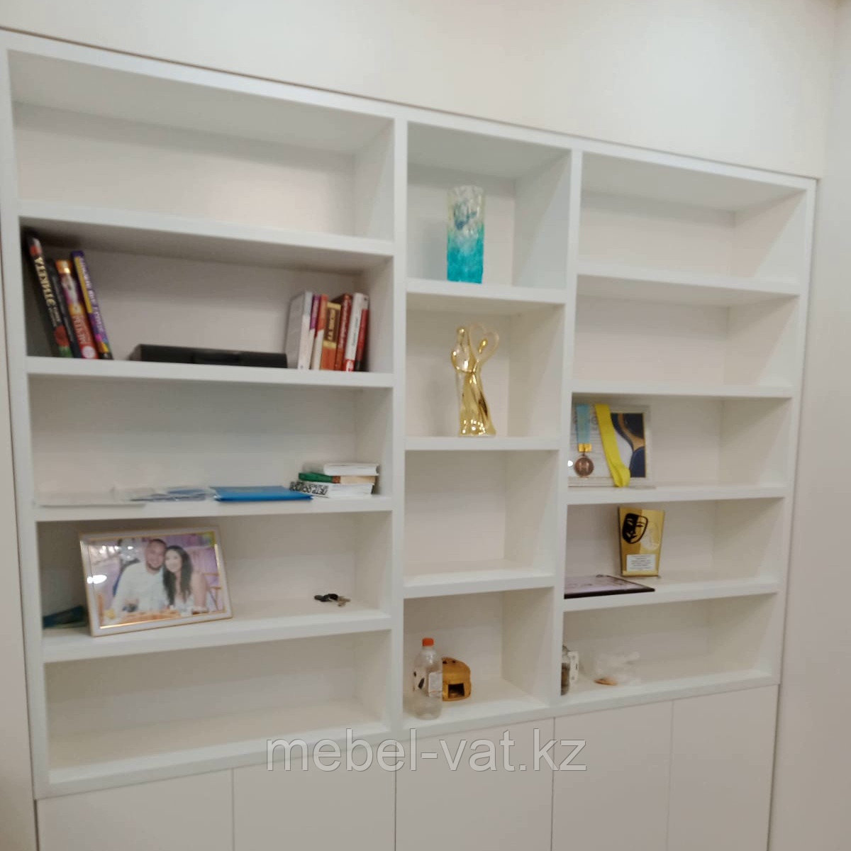 Книжный шкаф белый