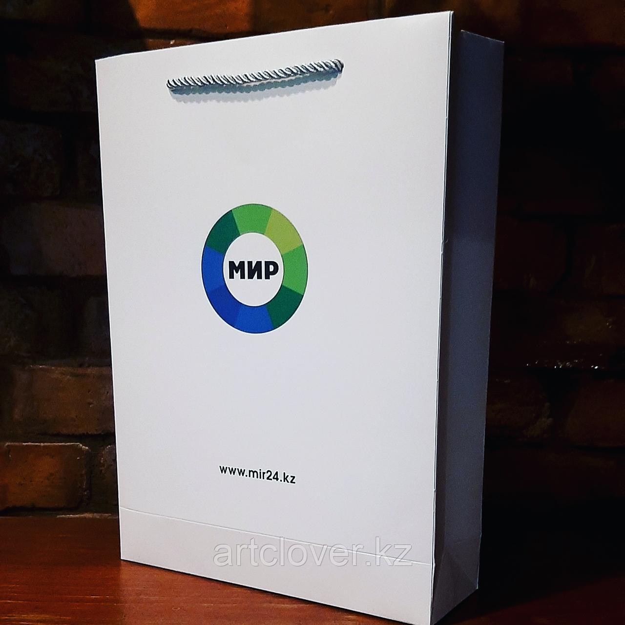 Бумажные подарочные пакеты