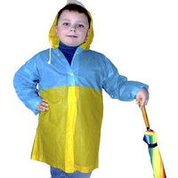 Дождевик детский из непромокаемой ткани с козырьком на капюшоне складным отсеком для рюкзака TH-168 желтый.