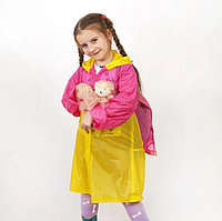 Дождевик детский из непромокаемой ткани с козырьком на капюшоне складным отсеком для рюкзака TH-168 розовый.