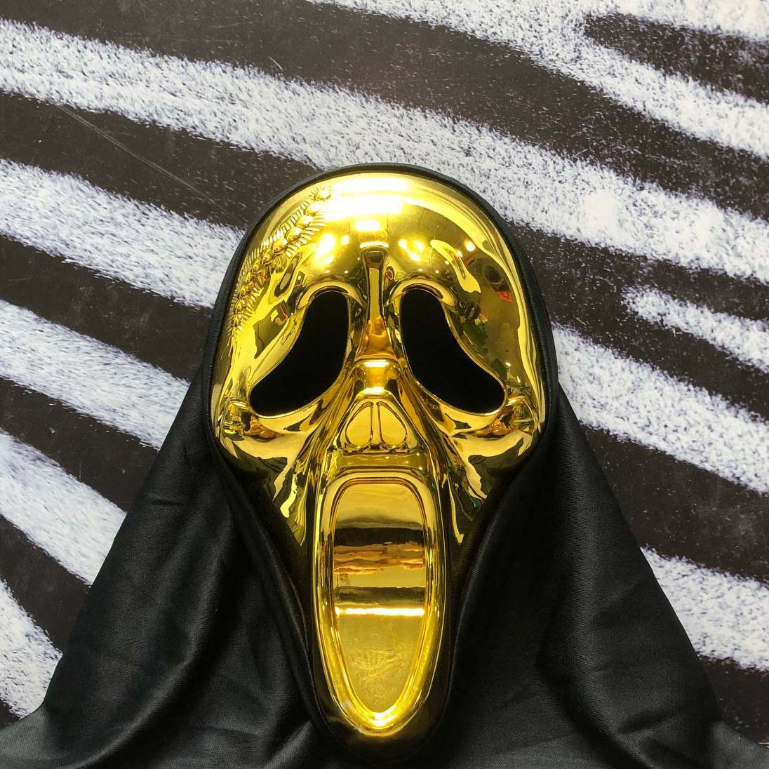 Маска Крик со сколопендрой с капюшоном на всю голову пластиковая золотистая, фото 1