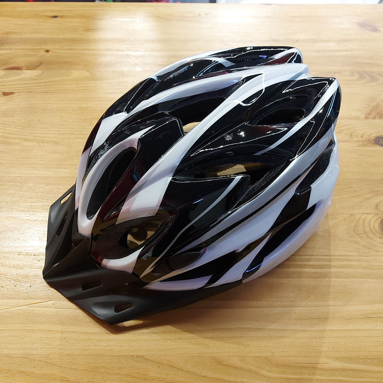 Велошлем. Велосипедный аэродинамичный шлем взрослый. Шлем для велосипеда. Каска. Черно-белый
