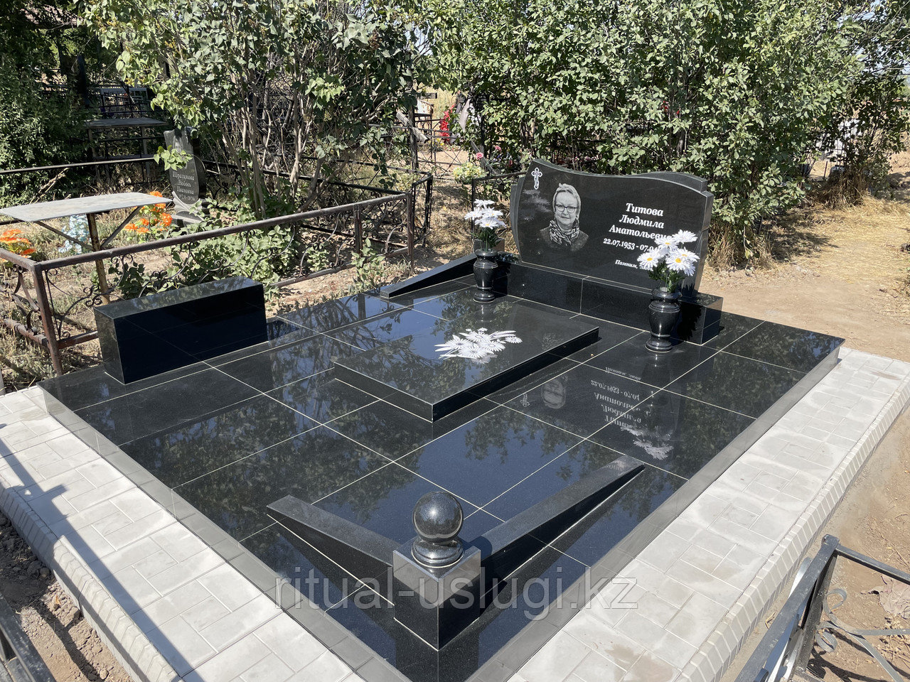 Гранитный комплекс из черного гранита