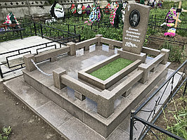 Гранитный комплекс на могиле