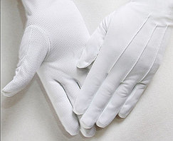 Белые перчатки с резиновой ладонью для официантов