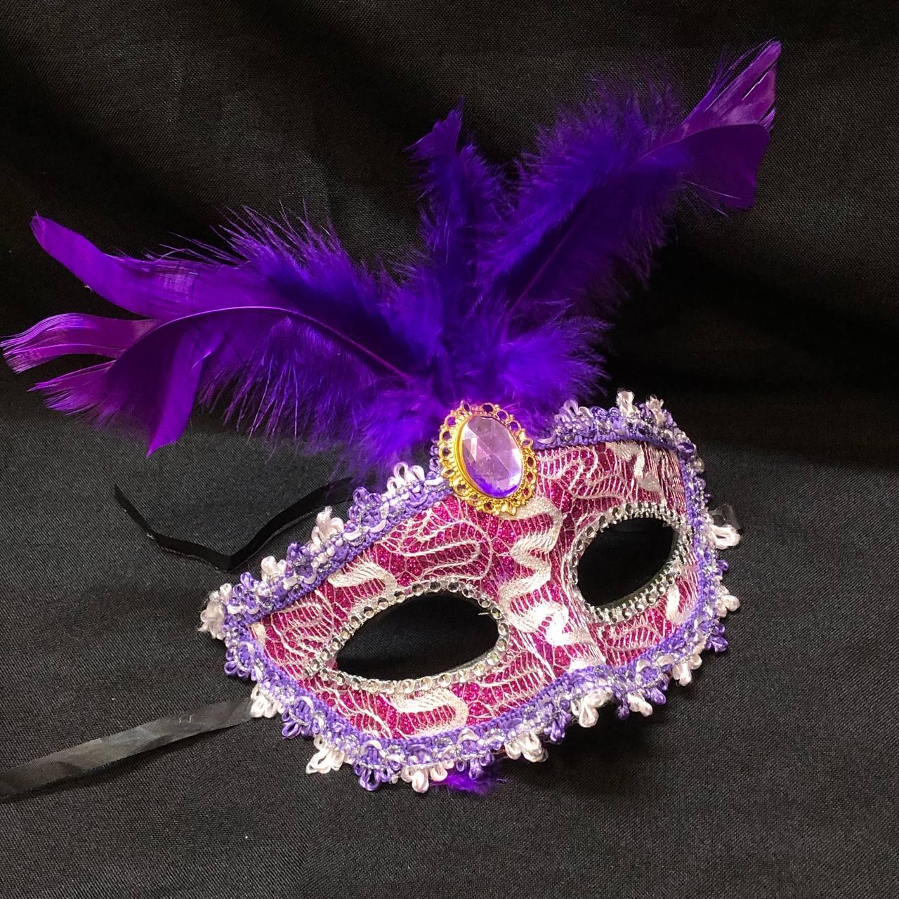 Венецианская маска Коломбина кружевная с перьями фиолетовая