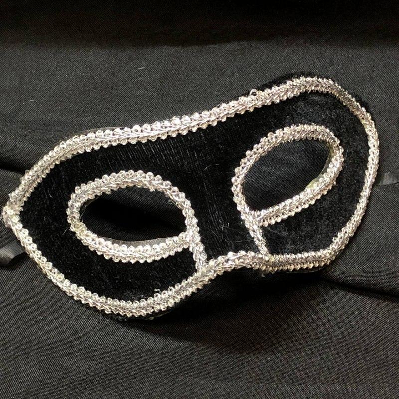 Венецианская маска Коломбина бархатная черная с серебряной конвой