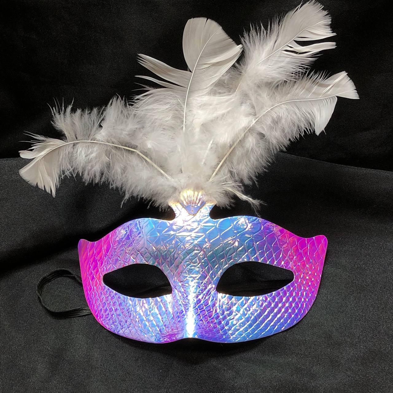 Венецианская маска переливающаяся с перьями голубой хамелеон