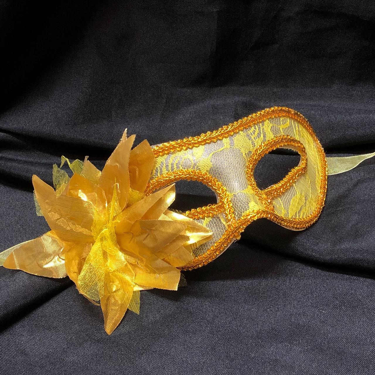 Венецианская белая маска с цветком золотая