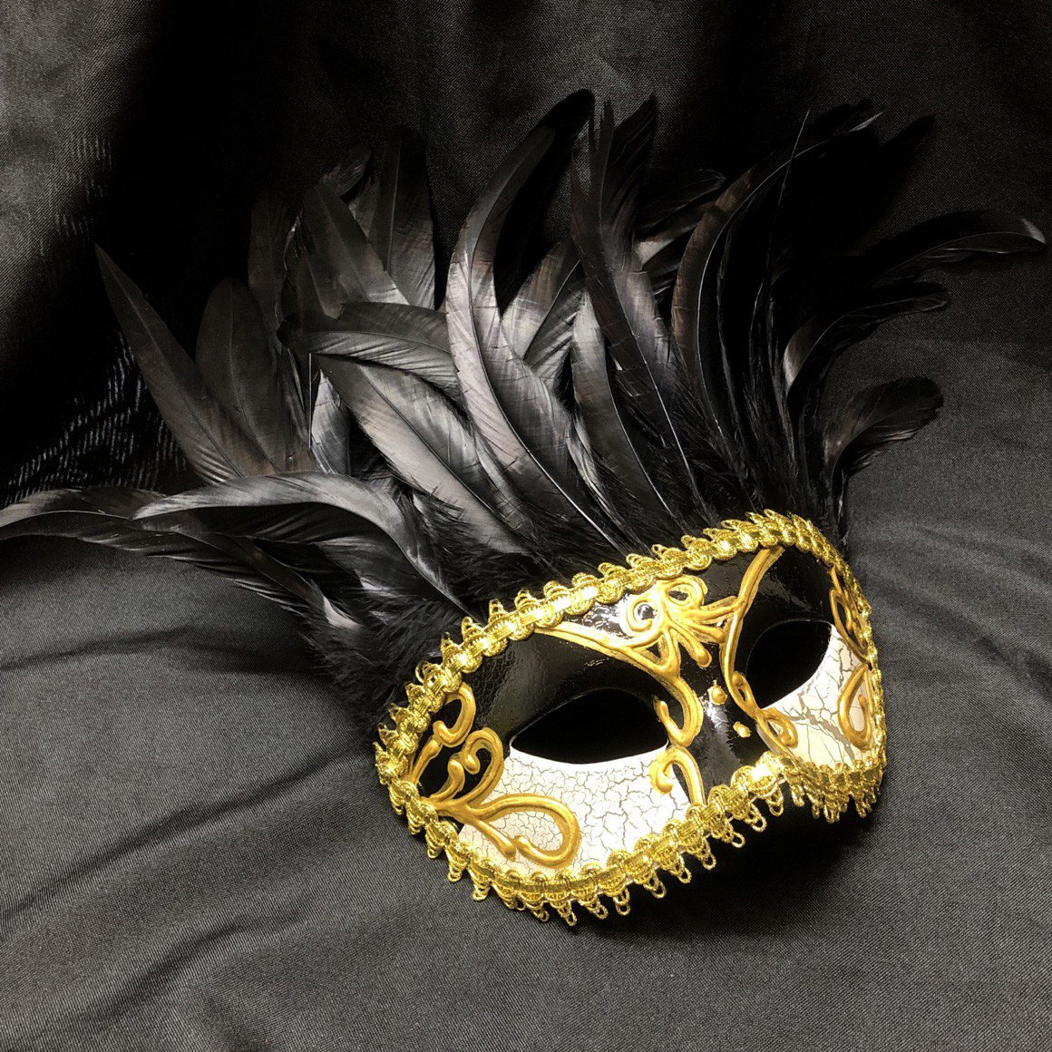 Венецианская маска, карнавальная маска, маскарадная с перьями черная - фото 1 - id-p112667274