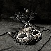 Венецианская карнавальная маска с перьями кружевная черная