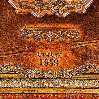 Көпшілік алдында трусисыз қыздар