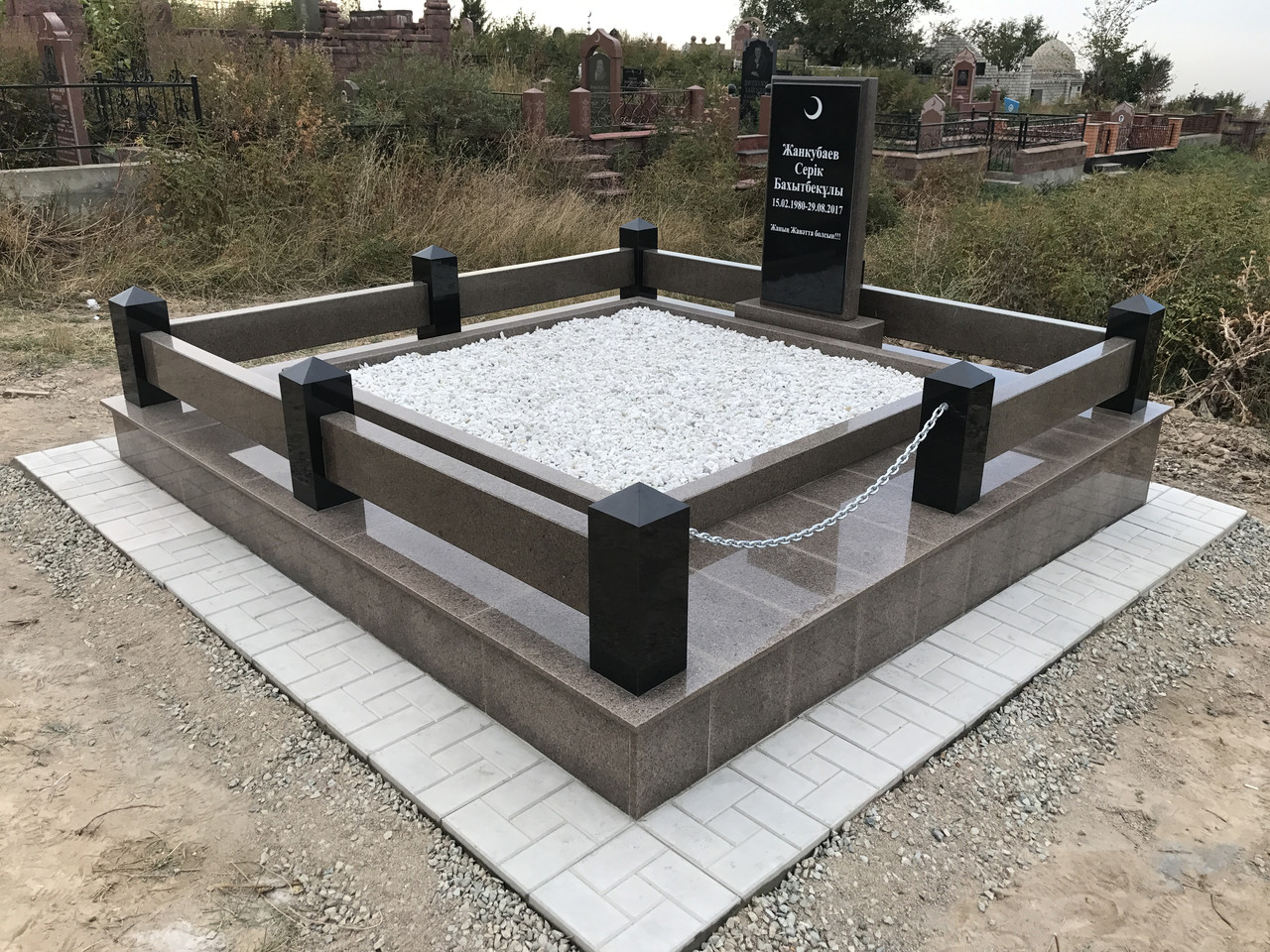 Мусульманская могила облицована гранитной плиткой