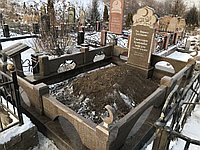 Мусульманская могила облицована гранитной плиткой