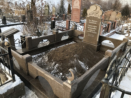 Мусульманская могила облицована гранитной плиткой, фото 1