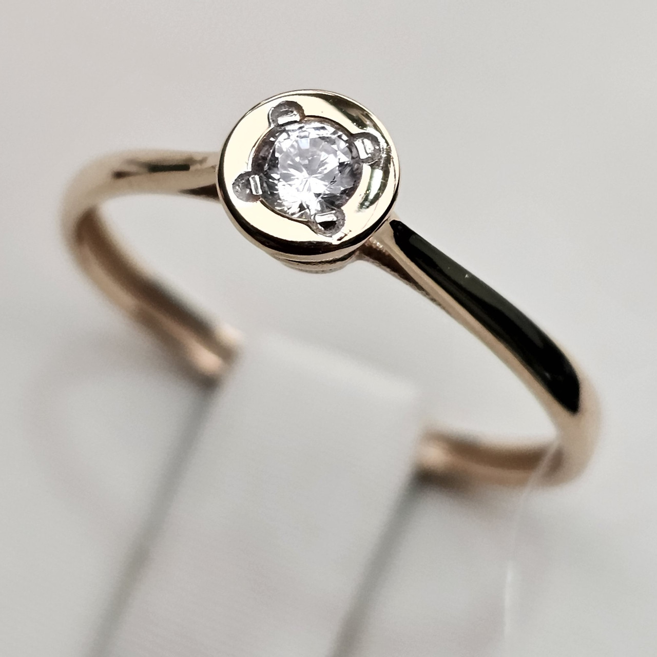 Золотое кольцо с фианитом 1,03 гр.17 р. к/з 585 проба