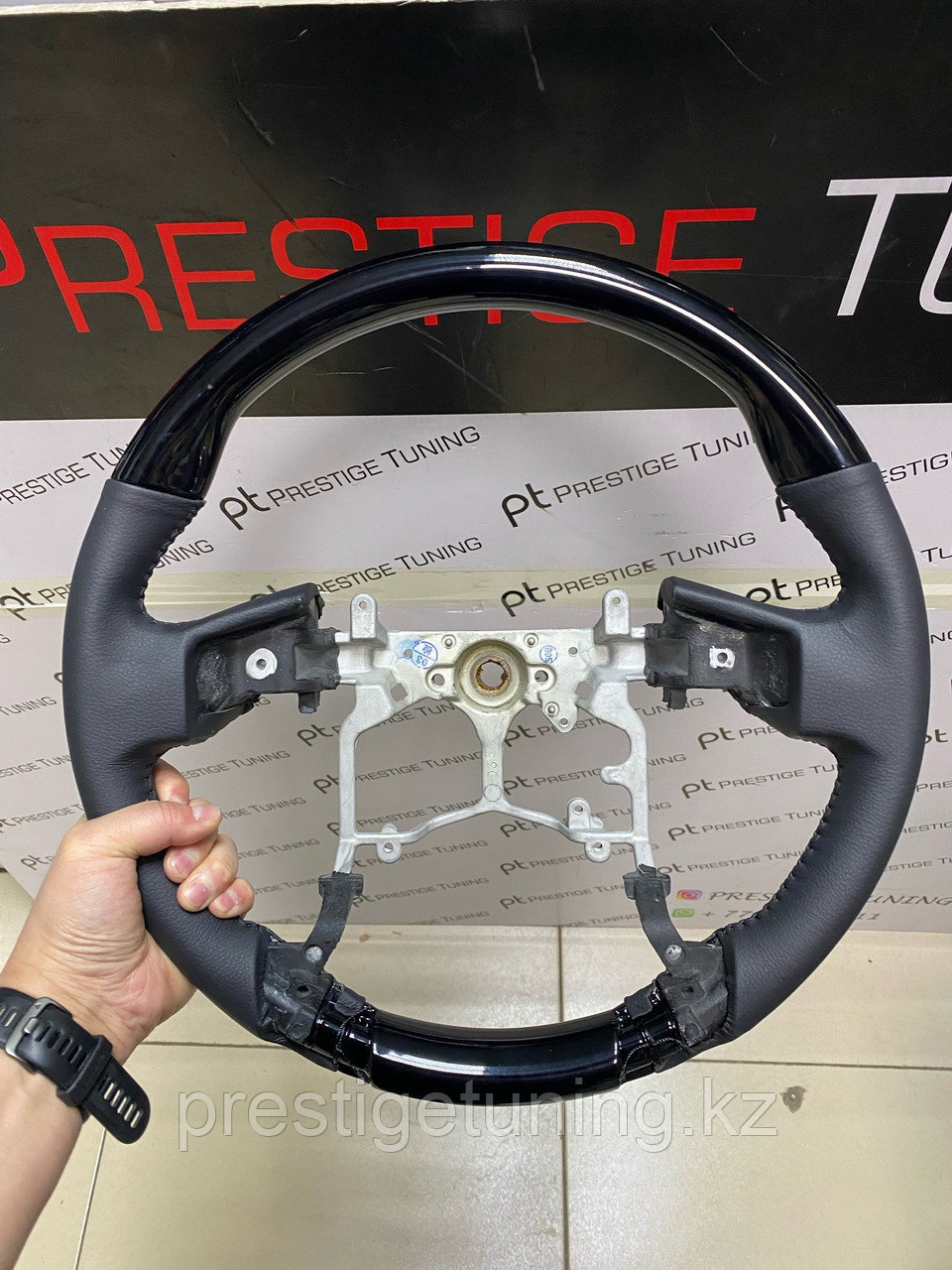 Руль на Land Cruiser Prado 150 2010-17 (Черное дерево с черной гладкой кожей)