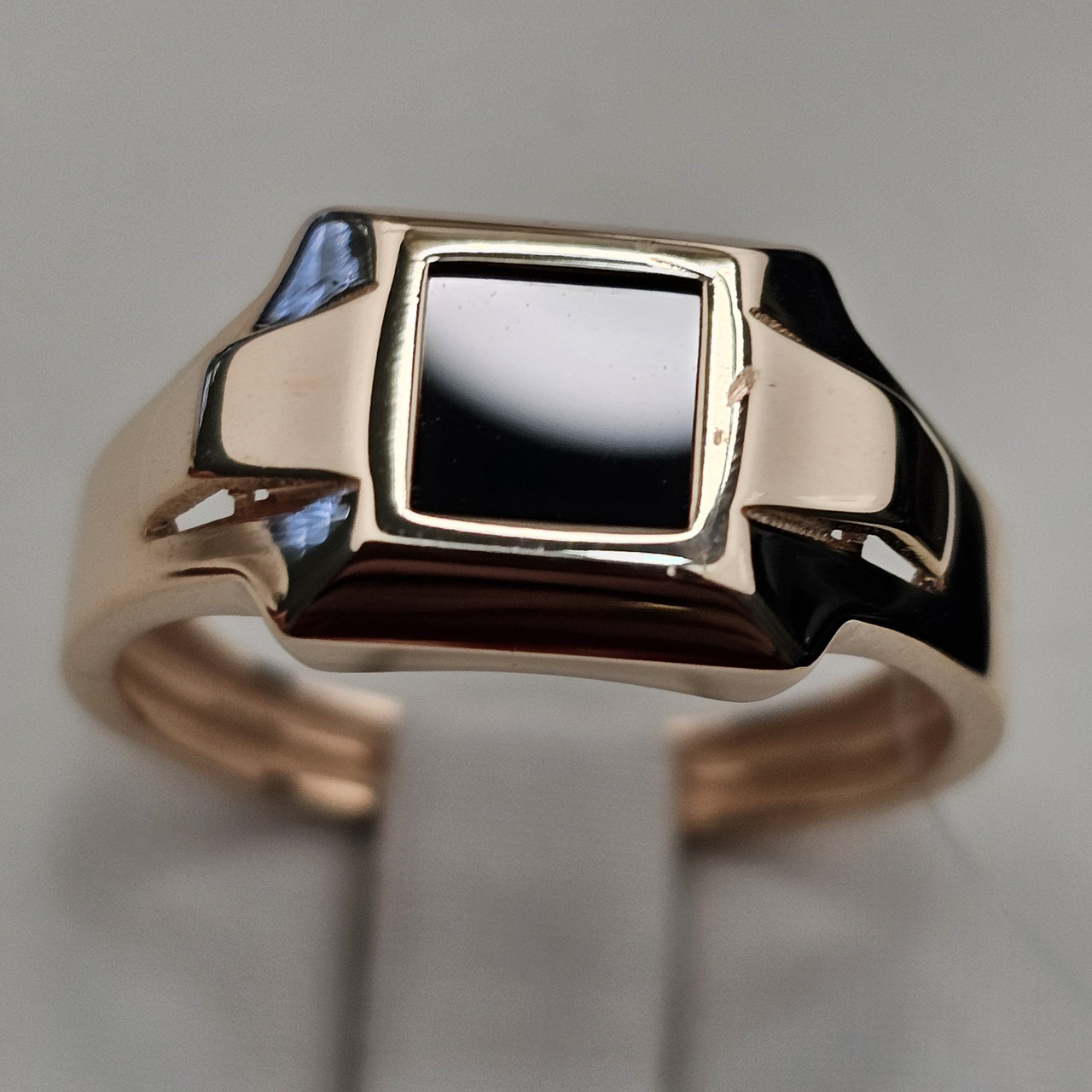 Золотое кольцо с ониксом 3,05 гр. к/з 585 проба, 18,5 размер - фото 1 - id-p112690902