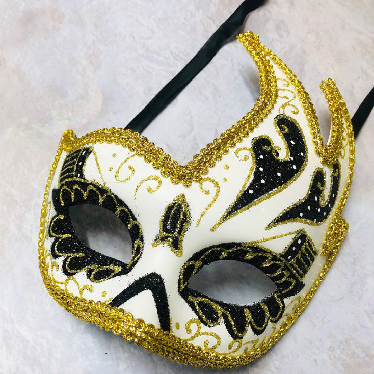 Венецианская карнавальная маска черно-белая с золотыми кружевами - фото 2 - id-p112715571