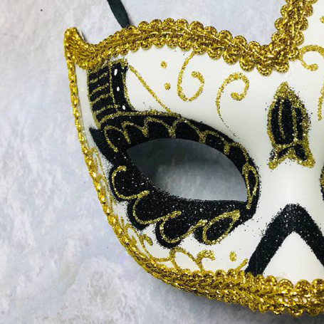 Венецианская карнавальная маска черно-белая с золотыми кружевами - фото 4 - id-p112715571
